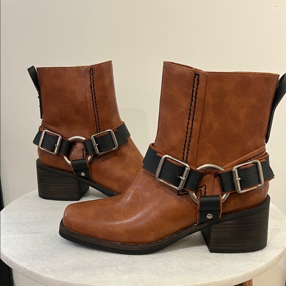 Moto boot with cool leather and hardware straps. - Picture 4 of 5